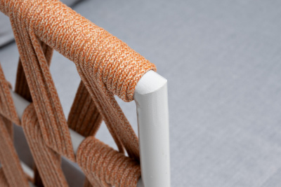 "Диего" диван 2-местный плетеный из роупа, каркас алюминий светло-серый (RAL7035) муар, роуп оранжевый меланж круглый, ткань светло-серая